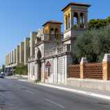 Villa Bonomo si staglia su via Amendola, una delle tre arterie baresi (assieme a via Fanelli e corso de Gasperi) ricche di splendide dimore in stile liberty